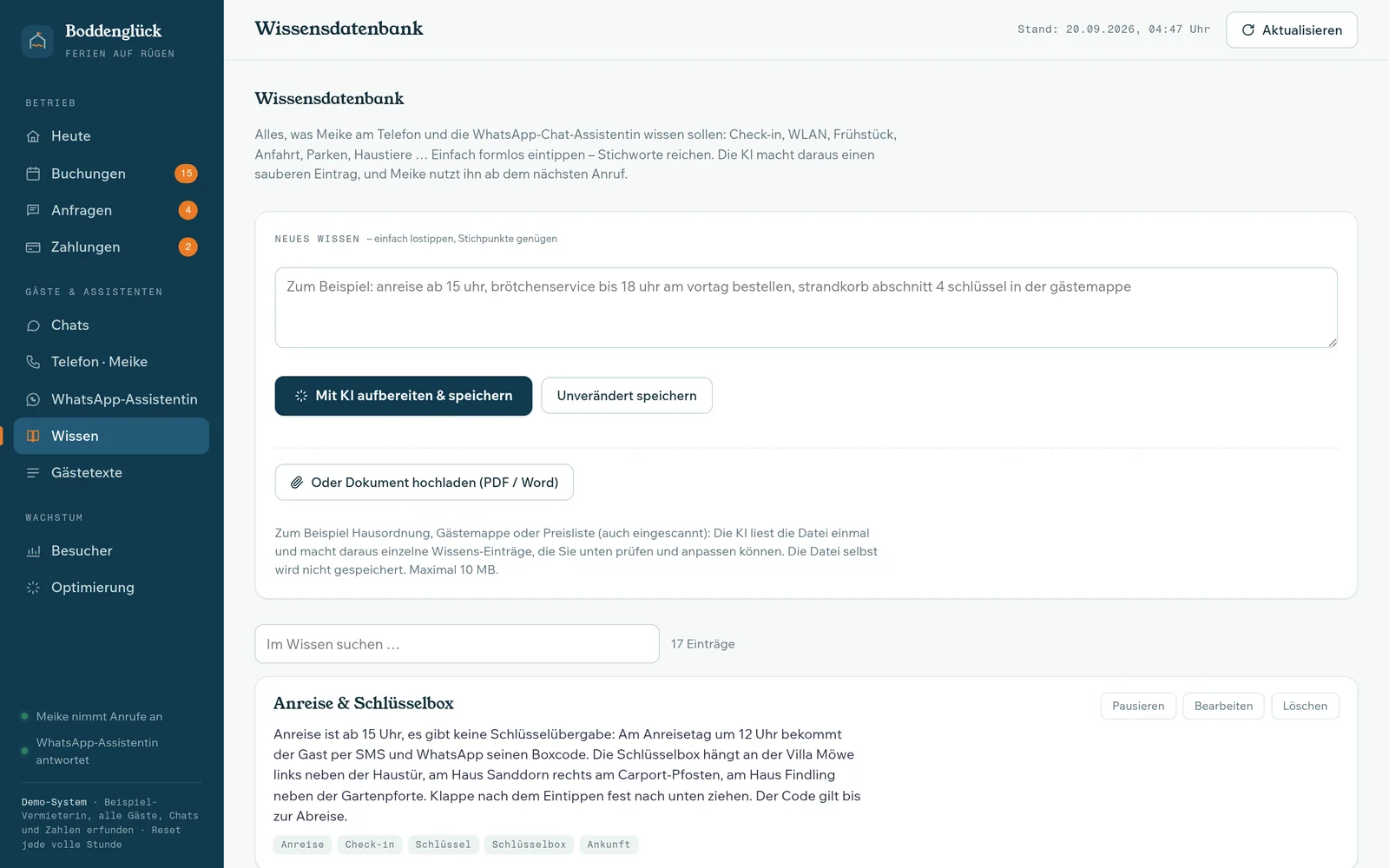 Cockpit-Ansicht Wissensdatenbank: ein Textfeld zum formlosen Eintippen, Dokument-Upload für Gästemappe oder Hausordnung, darunter die gespeicherten Einträge