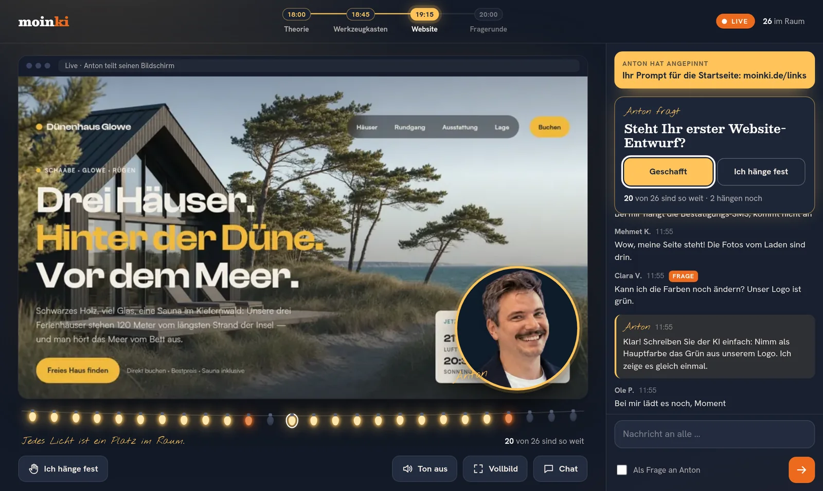 Der Live-Raum: links Antons Bildschirm mit einer entstehenden Website und seinem Kamerabild, darunter eine Lichterkette aus den Plätzen der Teilnehmer, rechts der Chat und Antons Frage „Steht Ihr erster Website-Entwurf?“