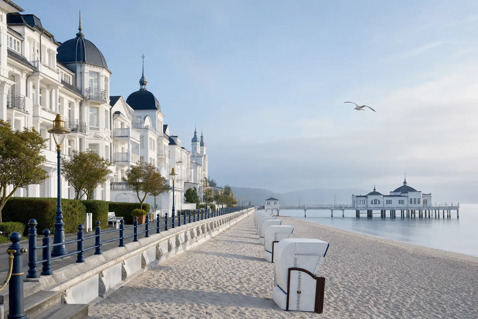 Binzer Promenade mit weißen Villen, Strandkörben und Seebrücke am Morgen