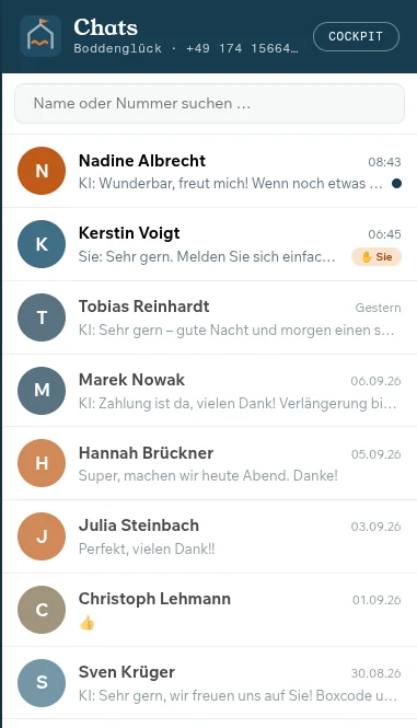 Chatliste auf dem Handy: acht Gäste mit Vorschau der letzten Nachricht, ein Handzeichen markiert selbst übernommene Chats