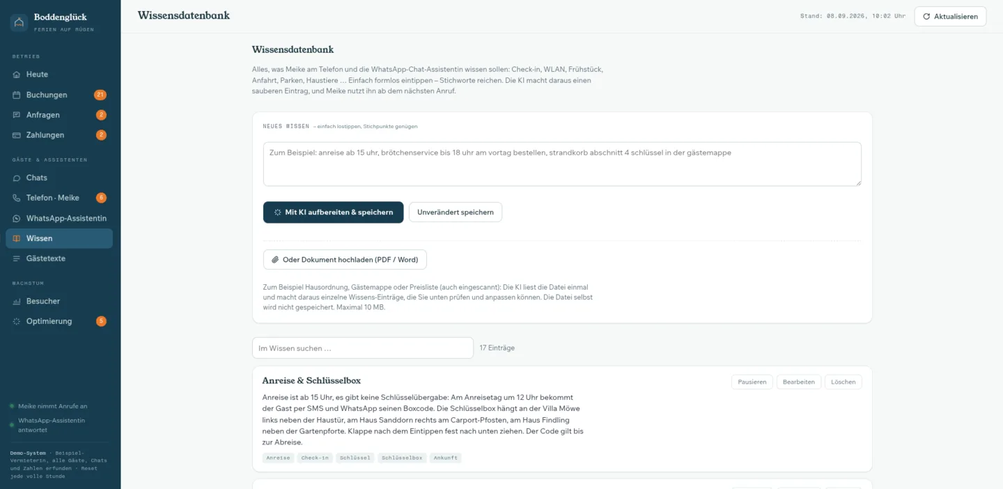 Wissensdatenbank: Eingabefeld für neues Wissen, Knopf „Mit KI aufbereiten und speichern“, Dokument-Upload und der Eintrag Anreise und Schlüsselbox